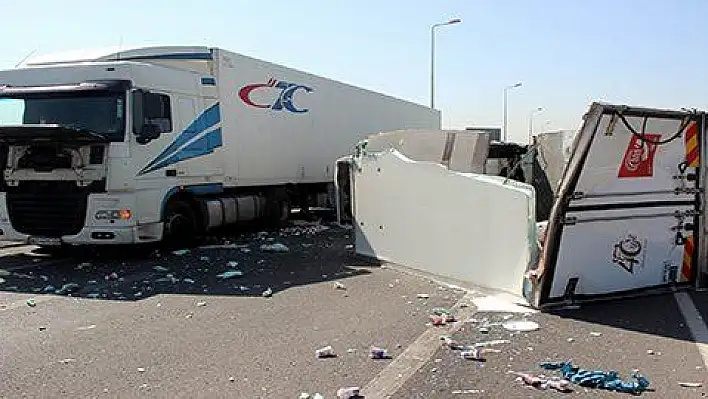 Tıra çarpan ayran yüklü kamyon devrildi: 2 yaralı