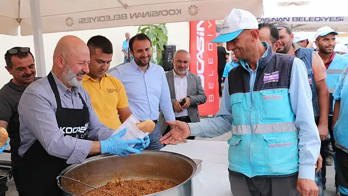 Çolakbayrakdar personele ekmek arası kavurma ikram etti