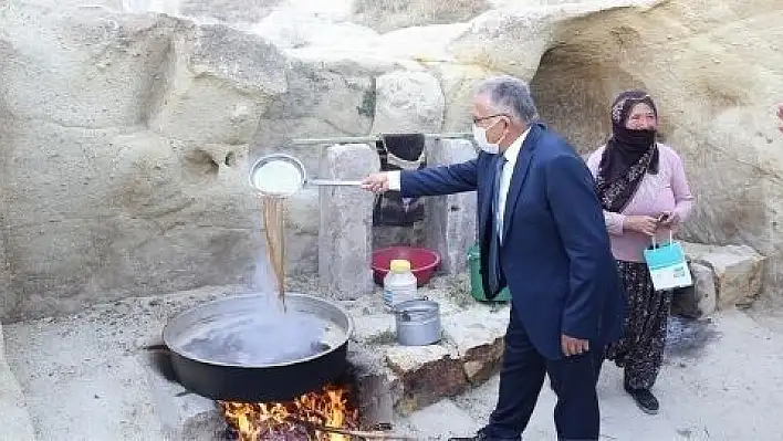 Büyükkılıç, Ürgüp'te bağ bozumuna katılıp pekmez kaynattı