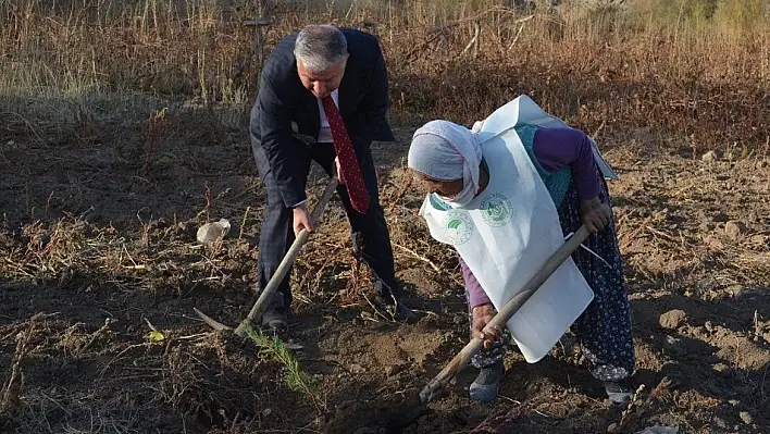 Asırlık nine 'Geleceğe Nefes Ol' kampanyasına fidan dikerek destek verdi