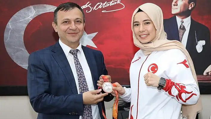 Dünya üçüncüsü sporcudan Rektör Çalış'a ziyaret