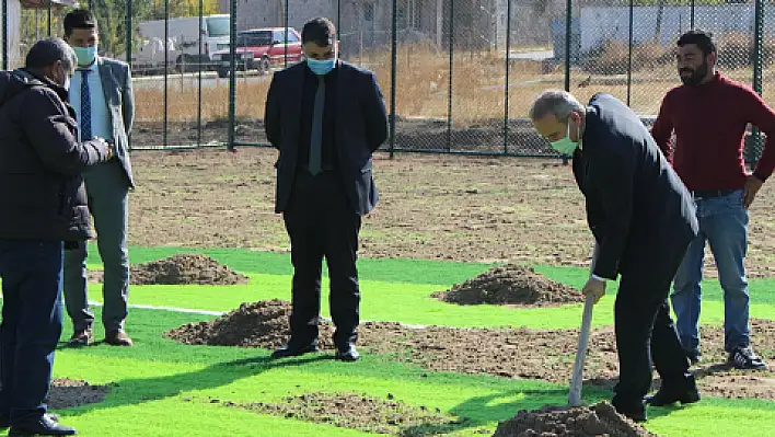 Akkışla'da halı sahalar yenileniyor