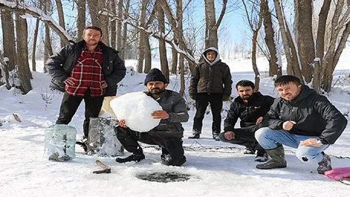 Donan ırmakta balta ile buzu kırıp balık avladılar 