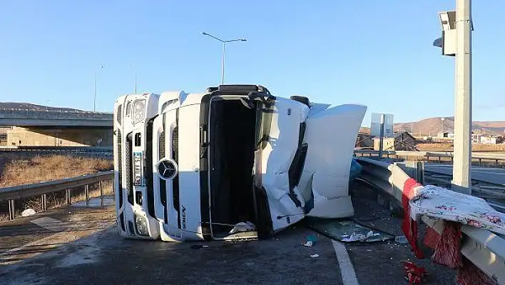 Virajı alamayan tır yola devrildi