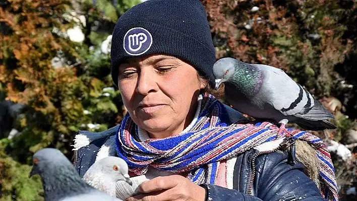 Başına konan 'talih kuşları' ile insanlara şans dağıtıyor