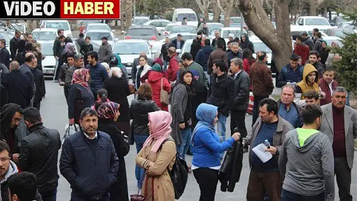 SINAVA GEÇ KALINCA KAPIYI TEKMELEDİLER