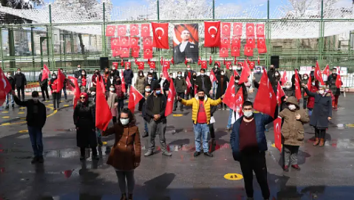 Özel öğrenciler işaret dili ile İstiklal Marşı'nı okudu