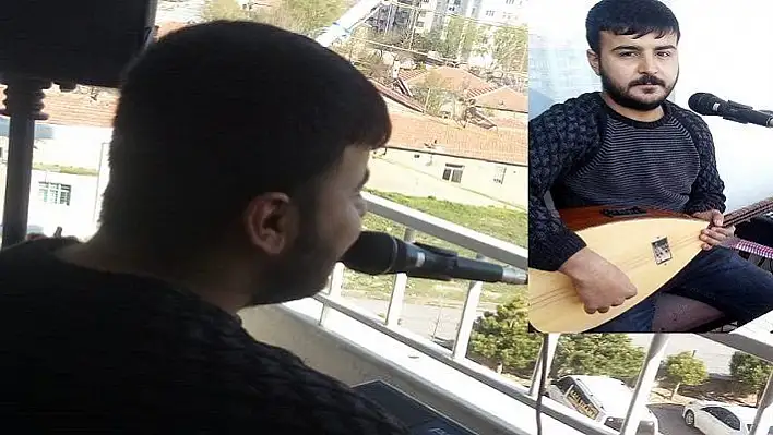 Komşuları için balkondan konser verdi