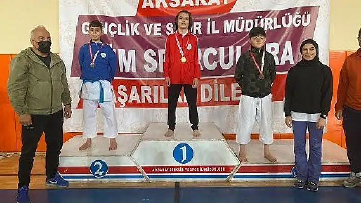 Kayseri Analig Karate takımları yarı finale yükseldi