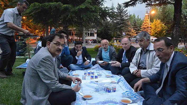 Yaptırdığı okulun öğrencilerine iftar verdi