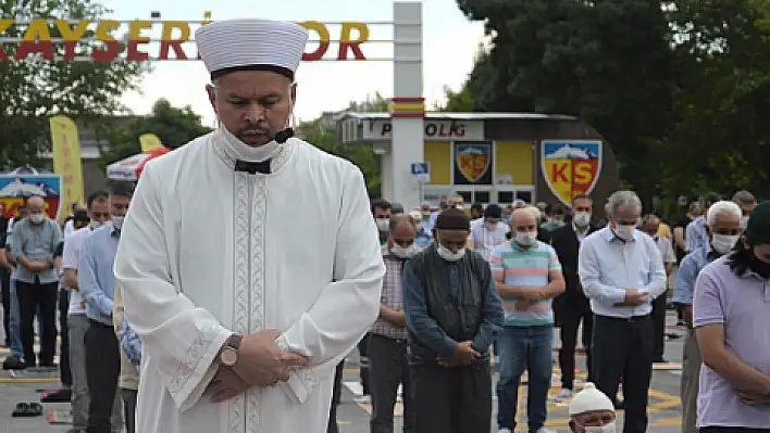 Salgın sonrası Cuma namazı 3'üncü kez kılındı