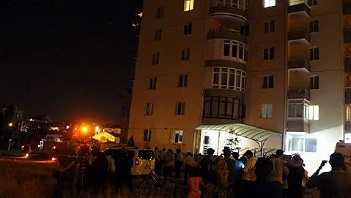 İntihar için balkona çıkan kadını polis ikna etti 