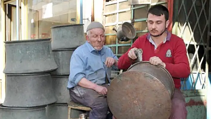 Kalaycı ustası 60 yıllık mesleğini oğluna bırakacak