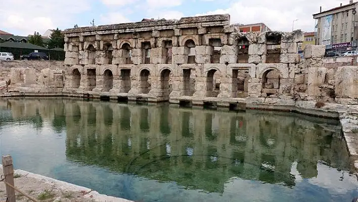 2 bin yıllık tarihi Roma Hamamı'nda arkeolojik kazılar sürüyor 