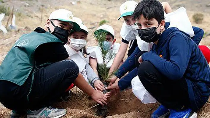 Anaokulu öğrencileri 100 fidanı toprakla buluşturdu