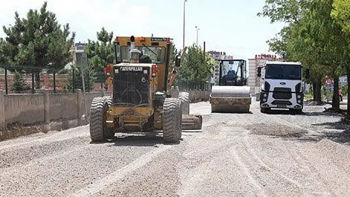 Melikgazi, asfalt yenileme çalışmaları ile daha konforlu ulaşım sunuyor