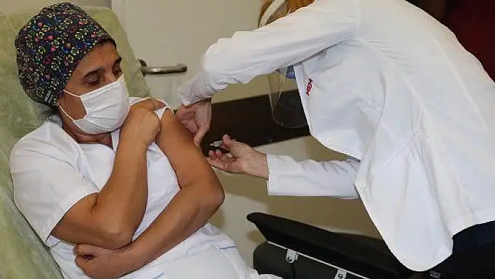 İlk aşı pandemi servisi çalışanına uygulandı