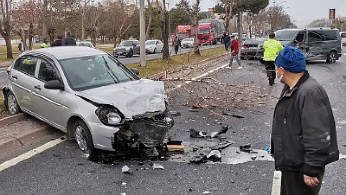 4 araç trafik kazasına karıştı