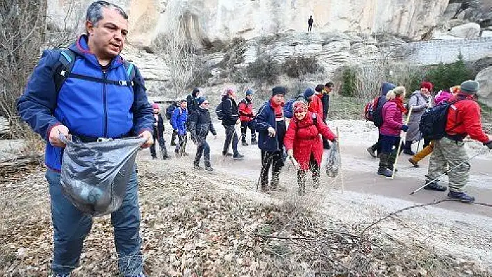 Kayserili doğaseverler hem yürüyüş hem temizlik yapıyor