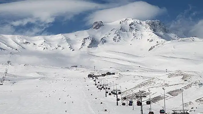 Kayseri'de yağmur, Erciyes'te kar etkili oldu  