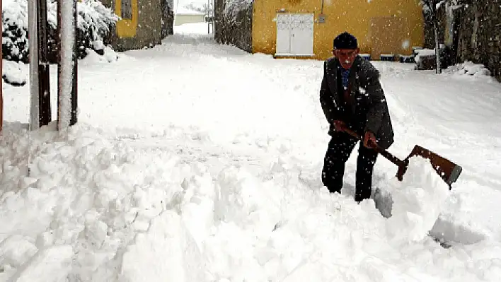 130 mahalle yolu ulaşıma kapandı