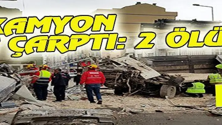 KAMYON BİNAYA ÇARPTI: 2 ÖLÜ