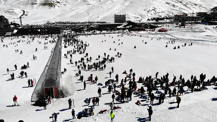 Tatilciler Erciyes'e akın etti