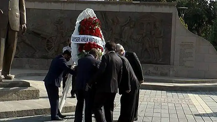 Ahilik haftası kutlamalarında çelenk sunma töreni gerçekleştirildi