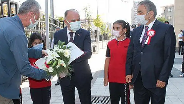 İlköğretim Haftası'nda okul zilini Vali Günaydın çaldı