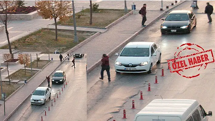 Alkollü şahıs hareket halindeki araçları tekmeledi