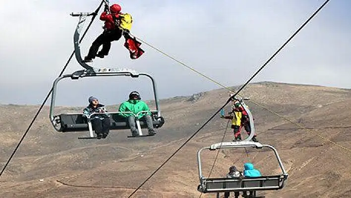 Teleferikte mahsur kalan 8 kişi düzenlenen operasyonla kurtarıldı 