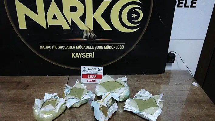 Zulalanmış 2 kilo 700 gram toz esrar ele geçirildi