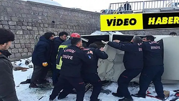 Otomobil köprüden uçtu sıkışan sürücü kurtarıldı 