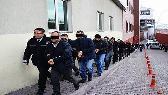 Kayseri'de FETÖ operasyonunda gözaltına alınan 14 akademisyen adliyeye sevk edildi