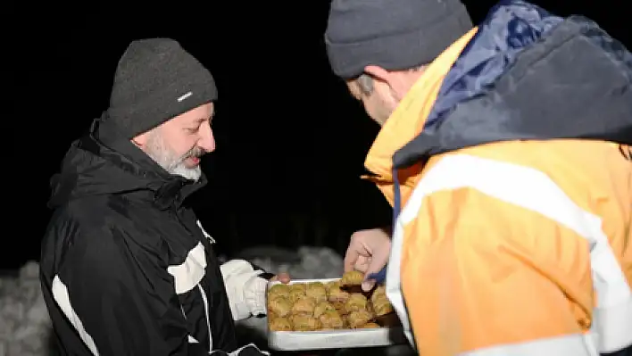 Başkan Çolakbayrakdar kar mesaisi yapan işçileri yalnız bırakmadı