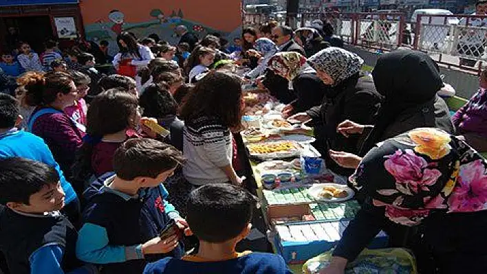 İlkokul öğrencilerinden Mehmetçik için kermes  