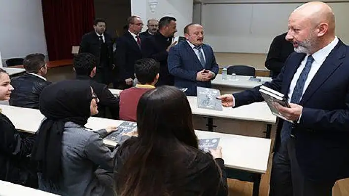 Çolakbayrakdar, öğrencilere 'Safahat' hediye etti 