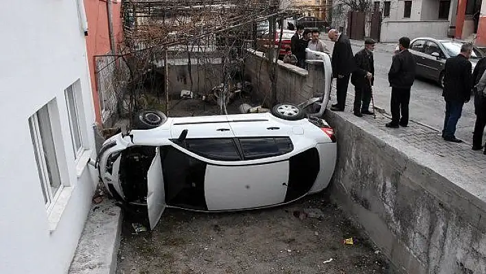 Çarpışan iki otomobilden biri evin bahçesine devrildi: 2 yaralı