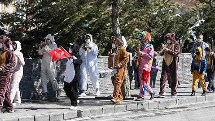 Maskotlu bando takımı Talaslıları eğlendirdi