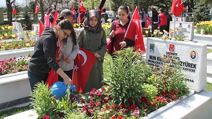 Ortaokul öğrencilerinden şehitlik ziyareti