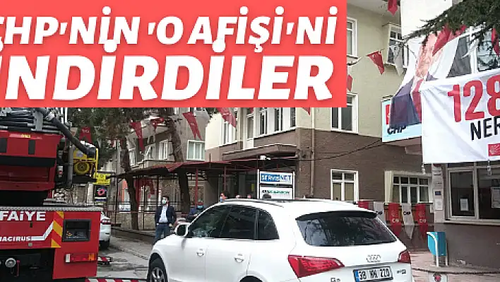 CHP 'nin o afişi indirildi [VİDEO HABER]