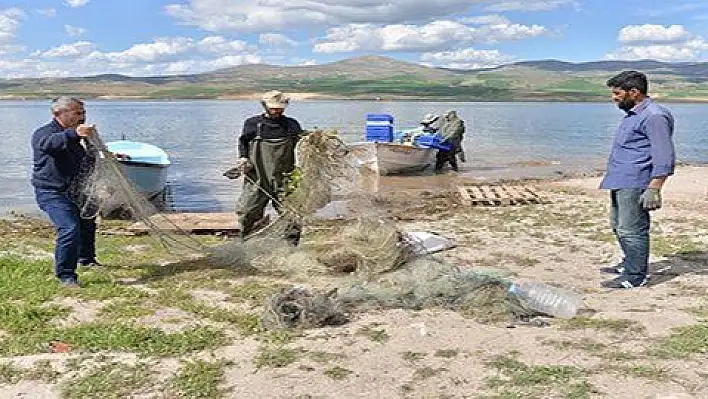 Yamula Barajı'ndan sahipsiz 2 bin 600 metre misina ağ toplandı 