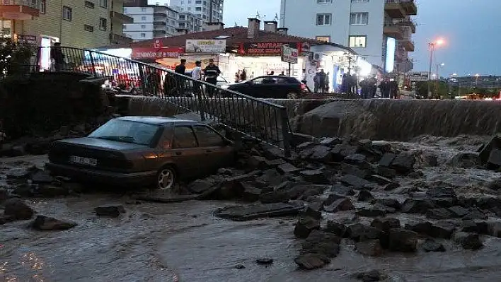 Sele dayanamayan istinat duvarı araçların üstüne yıkıldı