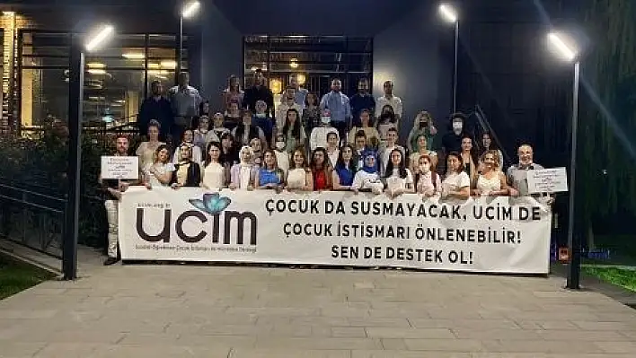 Çocuklar için 'mavi kurdele' taktılar