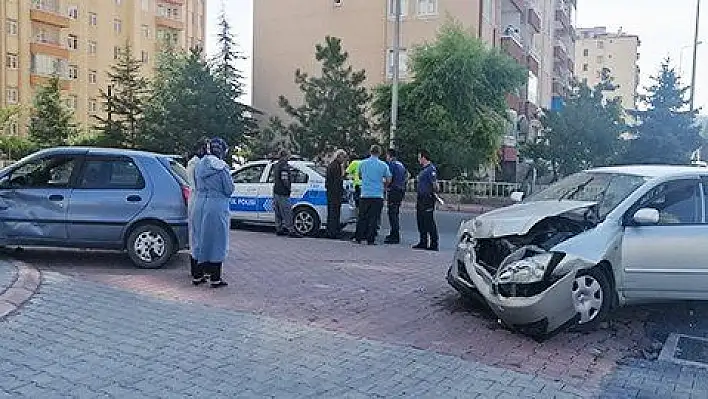 Çarpışan otomobiller kaldırıma çıktı: 2 yaralı