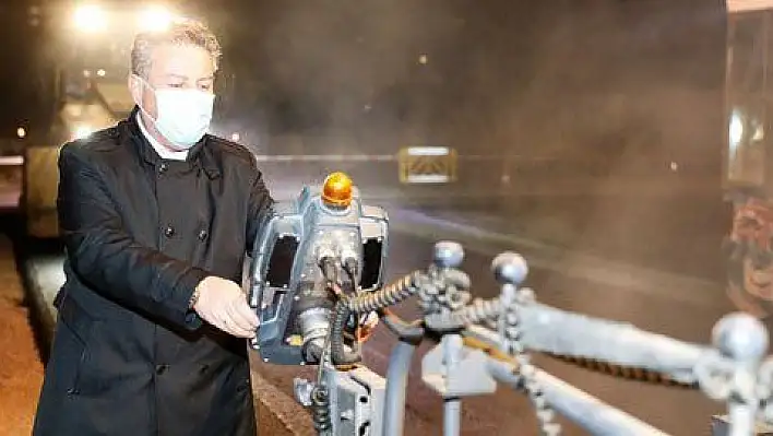 Gece saatlerinde 400 ton asfalt serildi