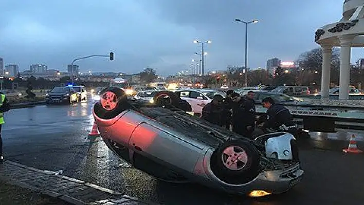 Kaza yapan araç ters döndü