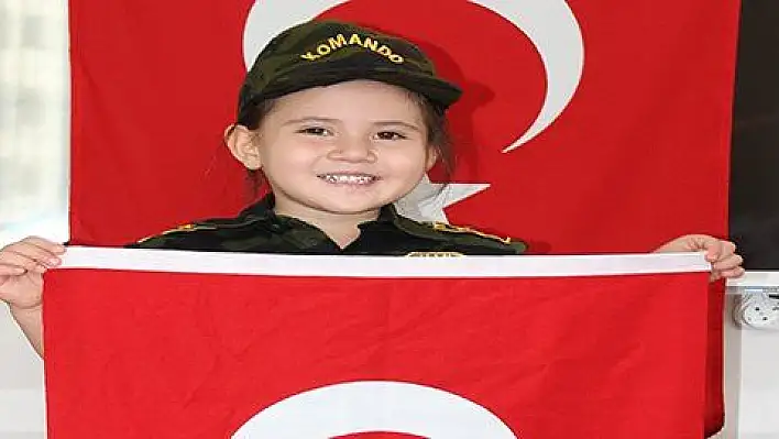 4 yaşındaki Hazal İstiklal Marşı'nın tamamını ezbere biliyor