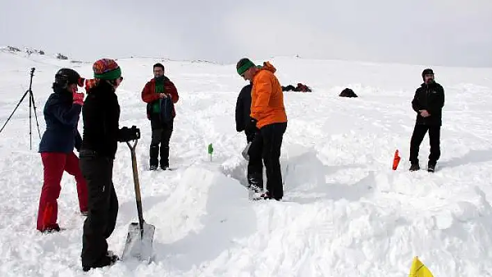 Erciyes Kayak Merkezi'nde 'çığ' eğitimi