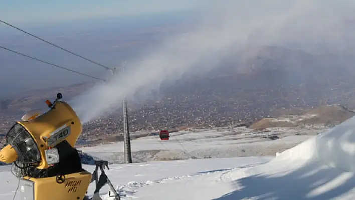 Erciyes 540 bin metreküp suni kar ile renklendi